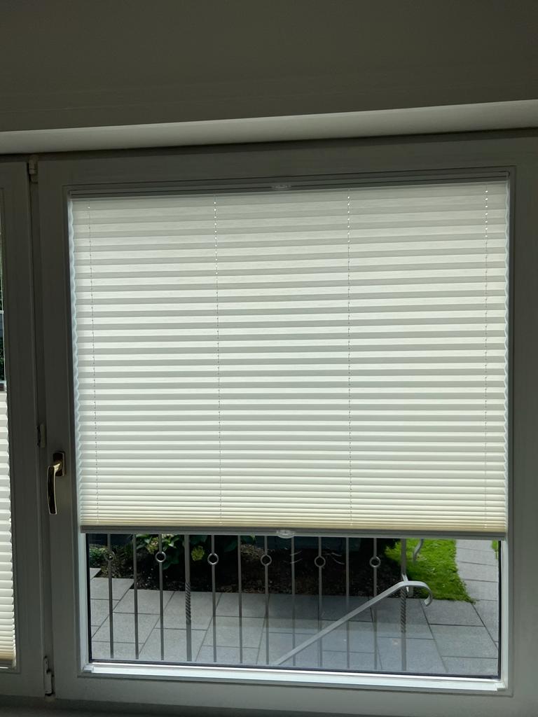 Plissee mit flexiblem Sichtschutz
